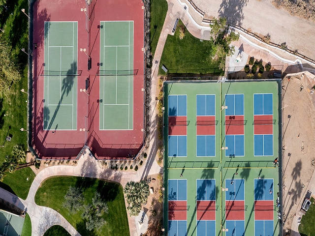 Sơn 6 lớp sân tennis-pickleball với Sơn có 10% Hạt cao su TOPSPORTS trên nền xi măng